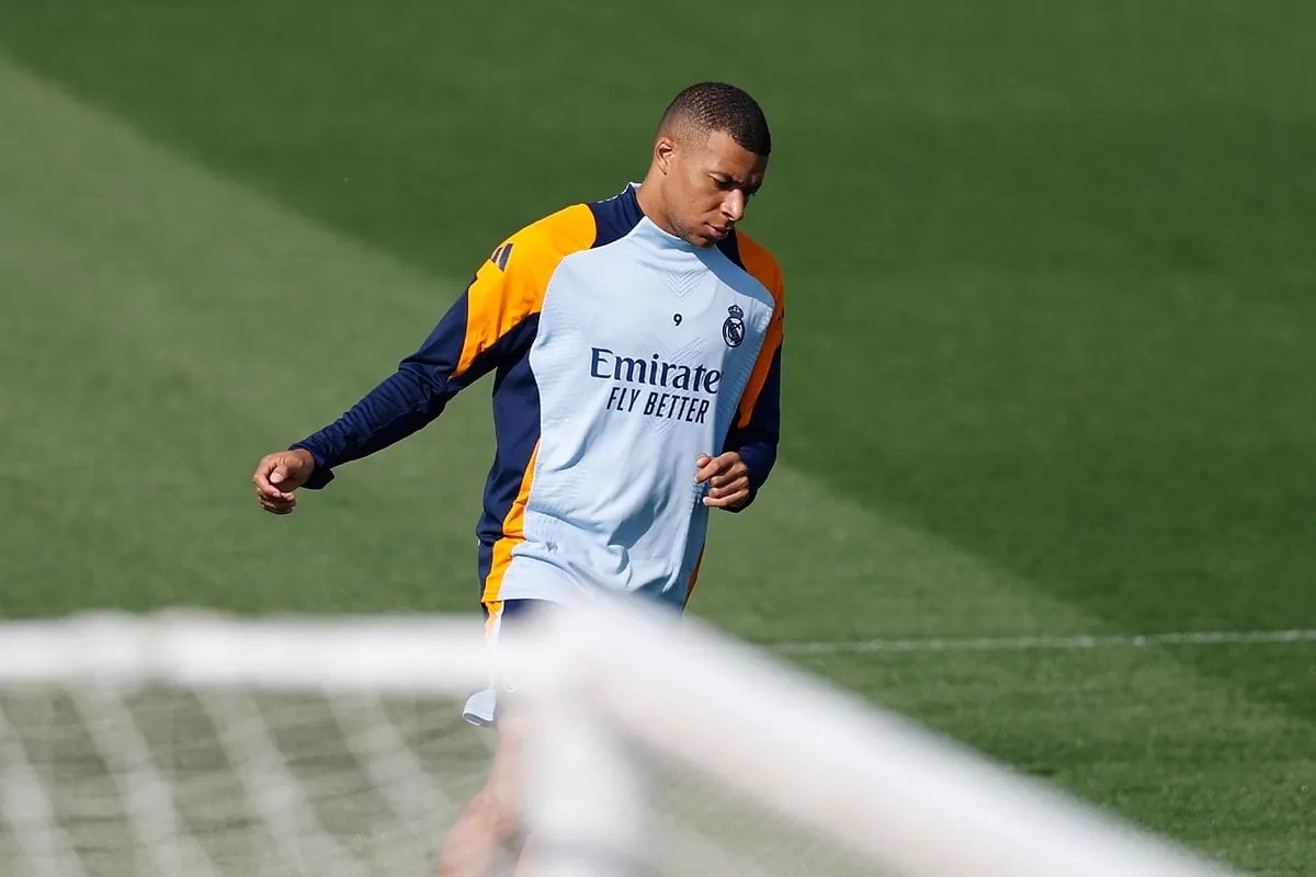 Mbappé, having a mini preseason because he feels a debt to the club and feels he hasn't met expectations yet.