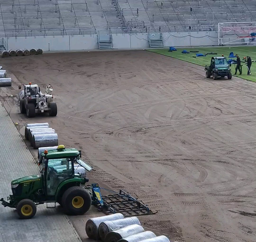 Rasenverlegung im Europa-Park-Stadion