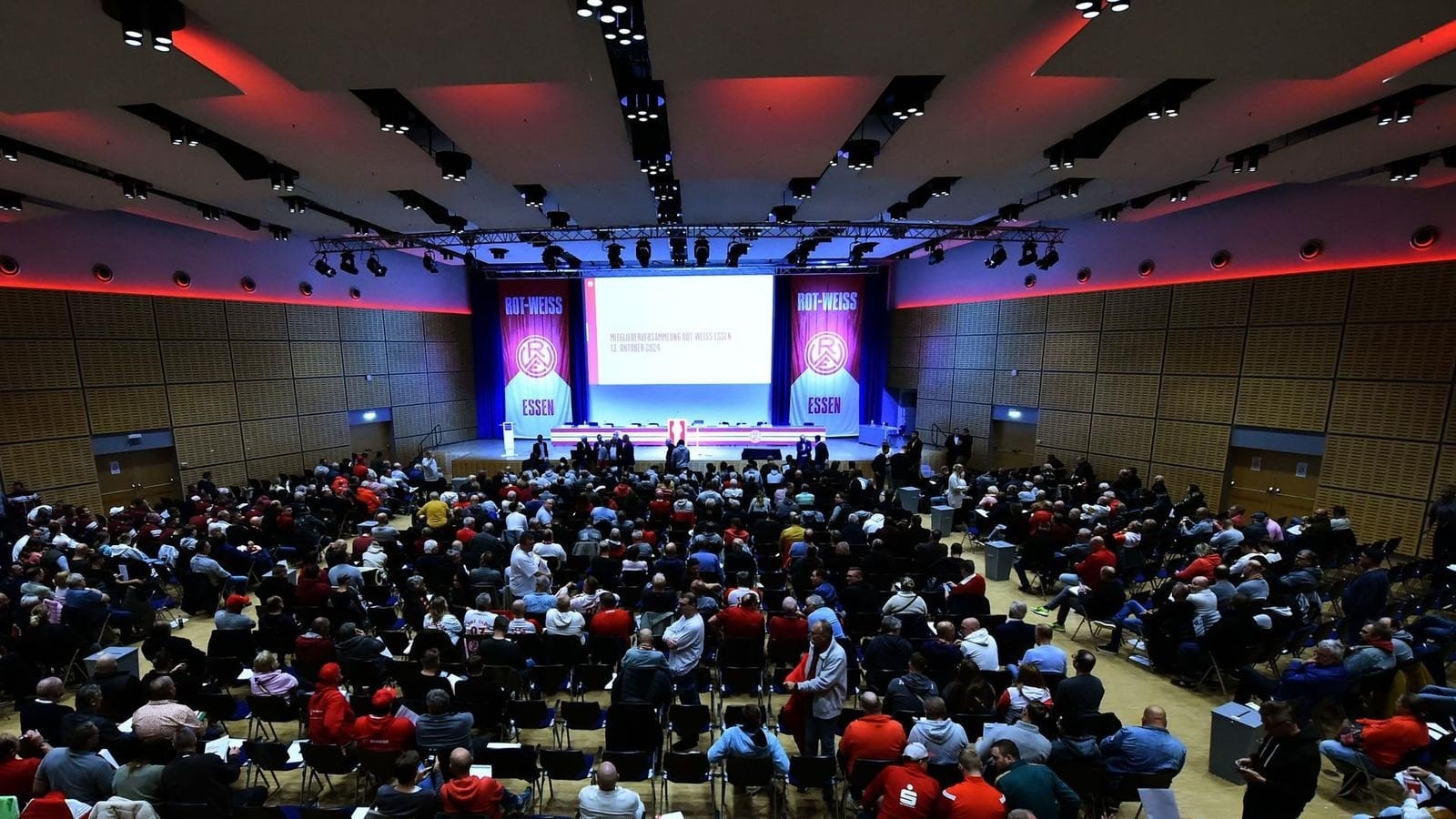 Mitgliederzuwachs mit Tücken: Drittligist Rot-Weiss Essen gewinnt immer mehr Mitglieder hinzu. Aber nicht alle RWE-Fans wollen ihre Beiträge bezahlen. Wer länger als sechs Monate in Verzug ist, soll künftig ausgeschlossen werden.
