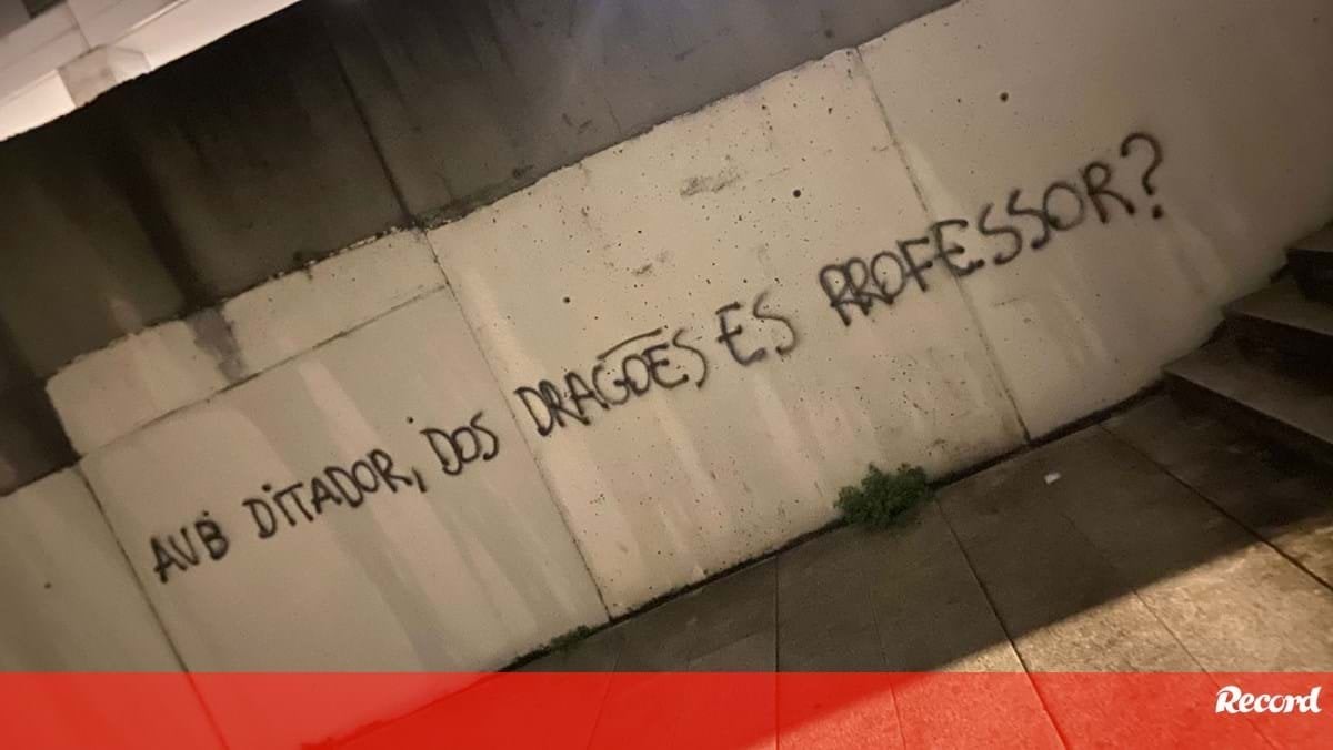 «AVB ditador, dos dragões és professor?»: novos grafitis nas imediações do Dragão com Villas-Boas como alvo