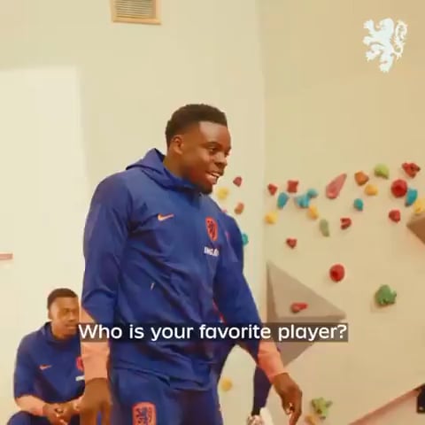 Dutch footballer Noah Ohio visiting a sick kid that says Jude Bellingham is his favourite player and Noah has a little surprise