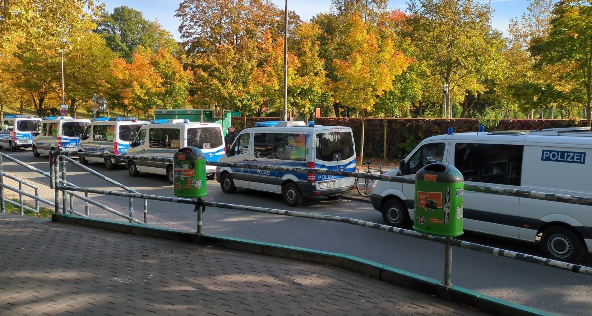 Grün-Weiße Hilfe e.V.: "Unverhältnismäßig großes Polizeiaufgebot heute beim Spiel der #Werderfrauen. Irgendwie müssen schließlich die Polizeikosten gerechtfertigt werden."
