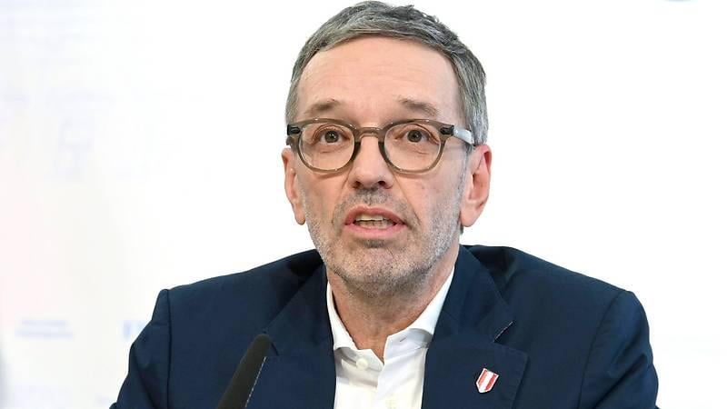 Warum trägt Kickl eigentlich einen Pin mit der peruanischen Flagge?