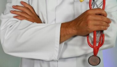 Cuánto dinero gana un médico de cabecera en España en 2024: sueldo medio y complementos
