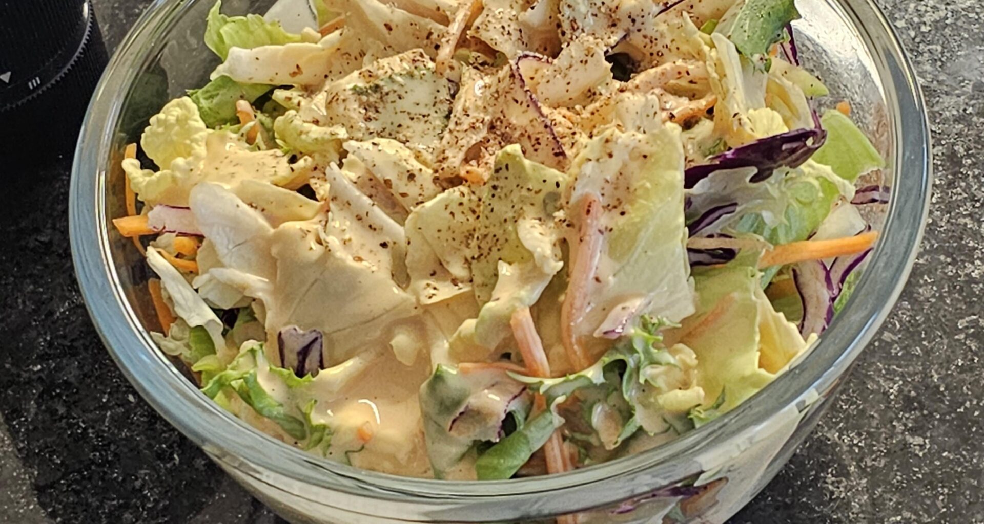 Sometimes a simple salad with freshly ground black pepper is enough (here a mixture of iceberg, sugar loaf, frisée, Chinese cabbage, endive, red cabbage, carrots and broccoli, at a dressing made yesterday)