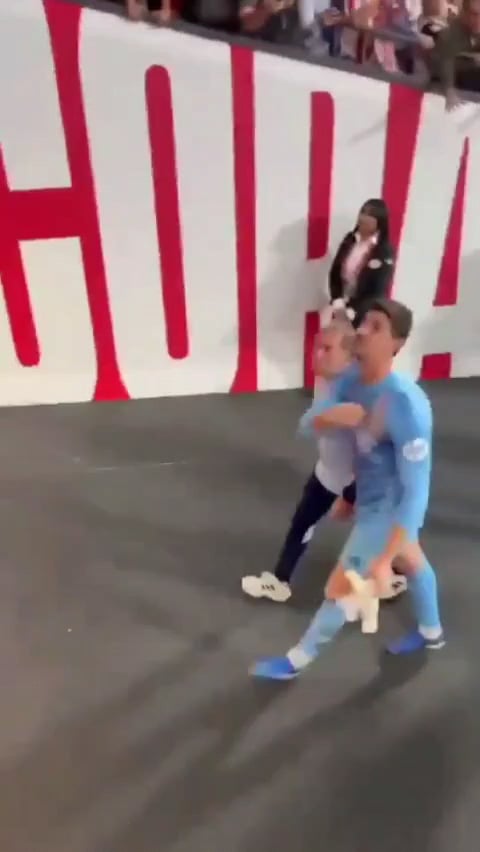 Courtois showing an Atleti fan that he has more UCL's than Atletico Madrid