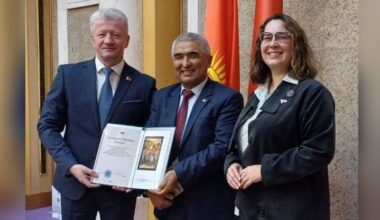 Culture Minister of Belarus presents letter of gratitude to Kyrgyz artist for handing over historical paiting to museum of Belarus