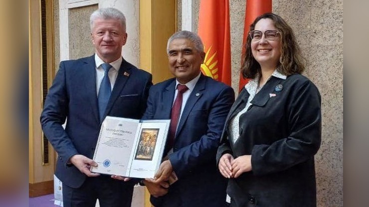 Culture Minister of Belarus presents letter of gratitude to Kyrgyz artist for handing over historical paiting to museum of Belarus