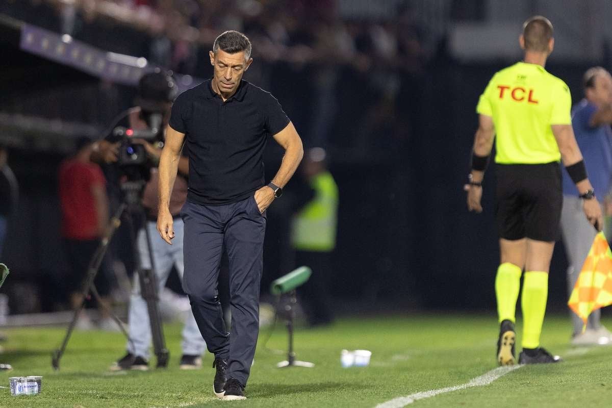 Pedro Caixinha desentendeu-se com Abel Ferreira e chamou "bobi e tareco" aos adjuntos do Palmeiras