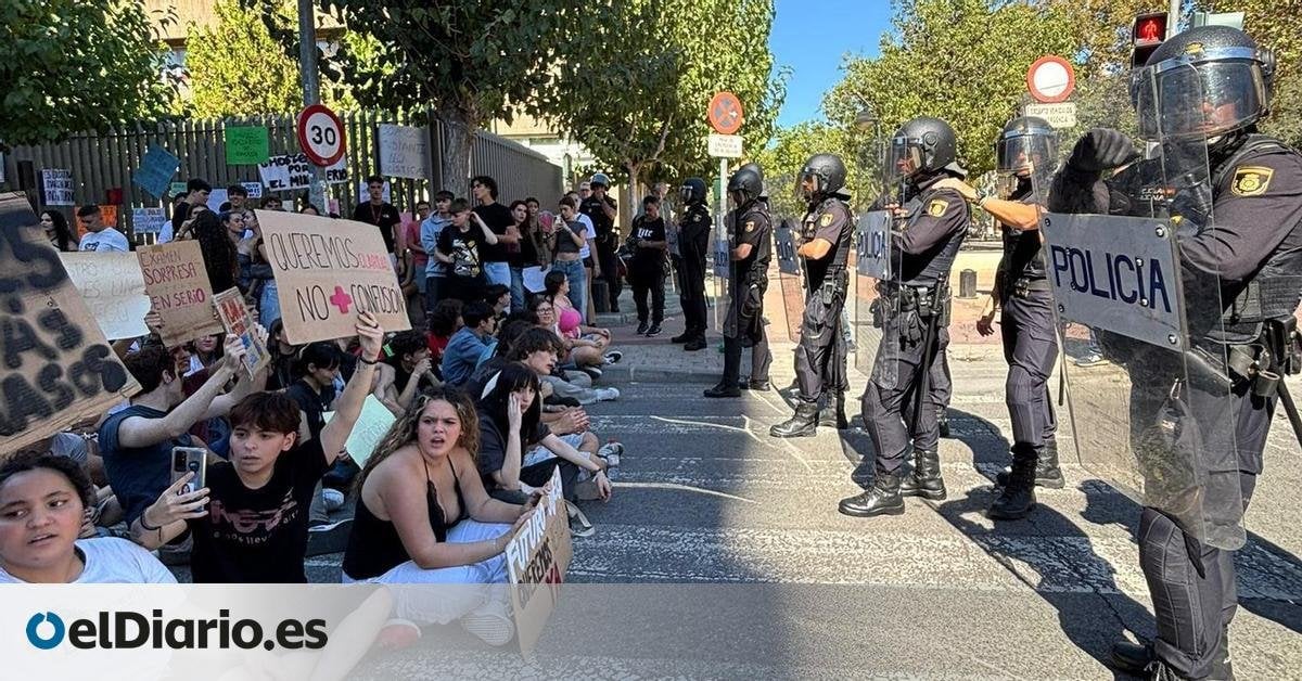 Cargas policiales en la protesta estudiantil por la EBAU en Murcia: "Nos han reprimido de una manera muy agresiva"