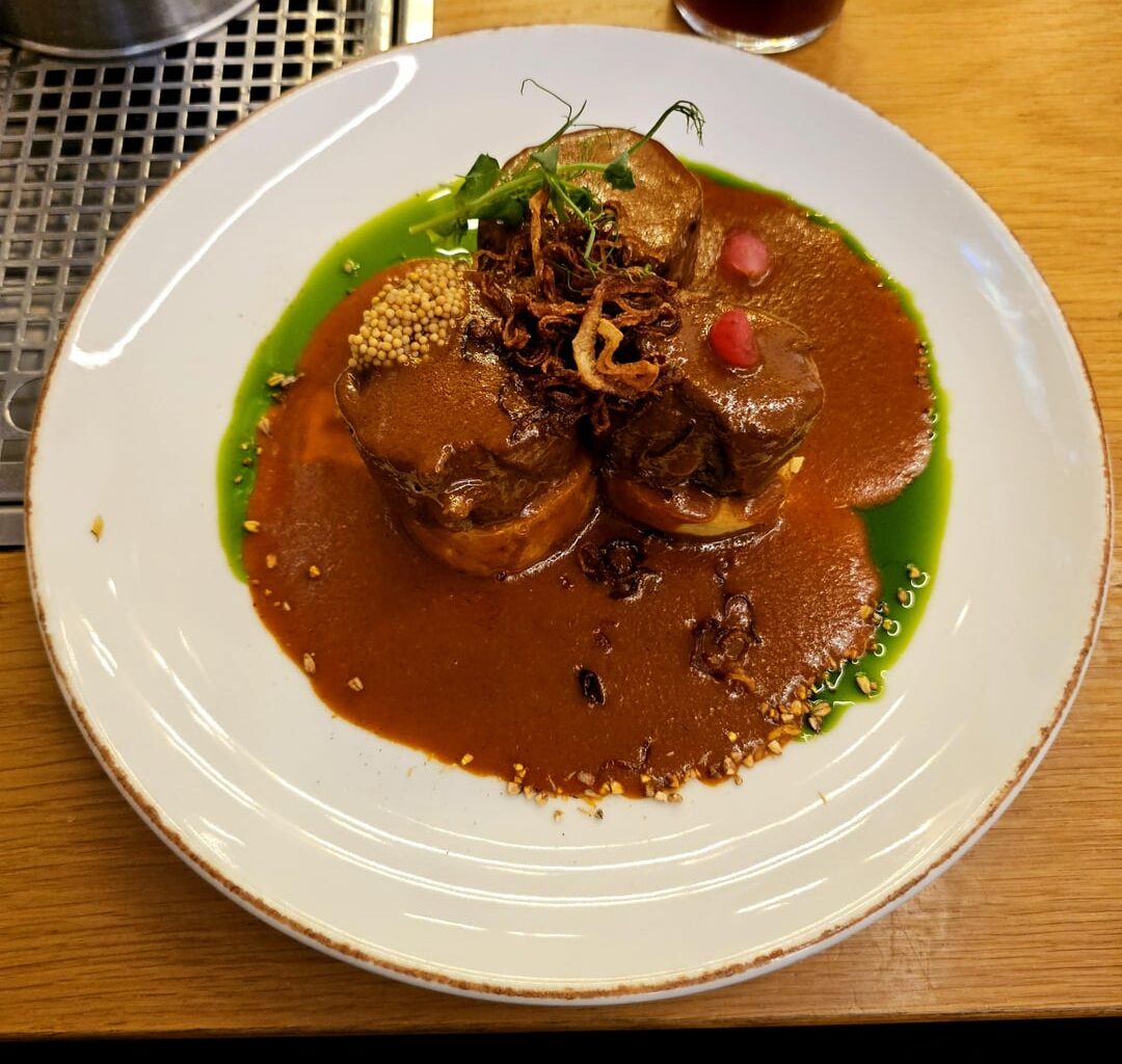 Beef stew with potato dumplings (🇭🇺 Marhapörkölt burgonyagombóccal) and a poppyseed-vanilla dessert (🇭🇺 Mákosguba)