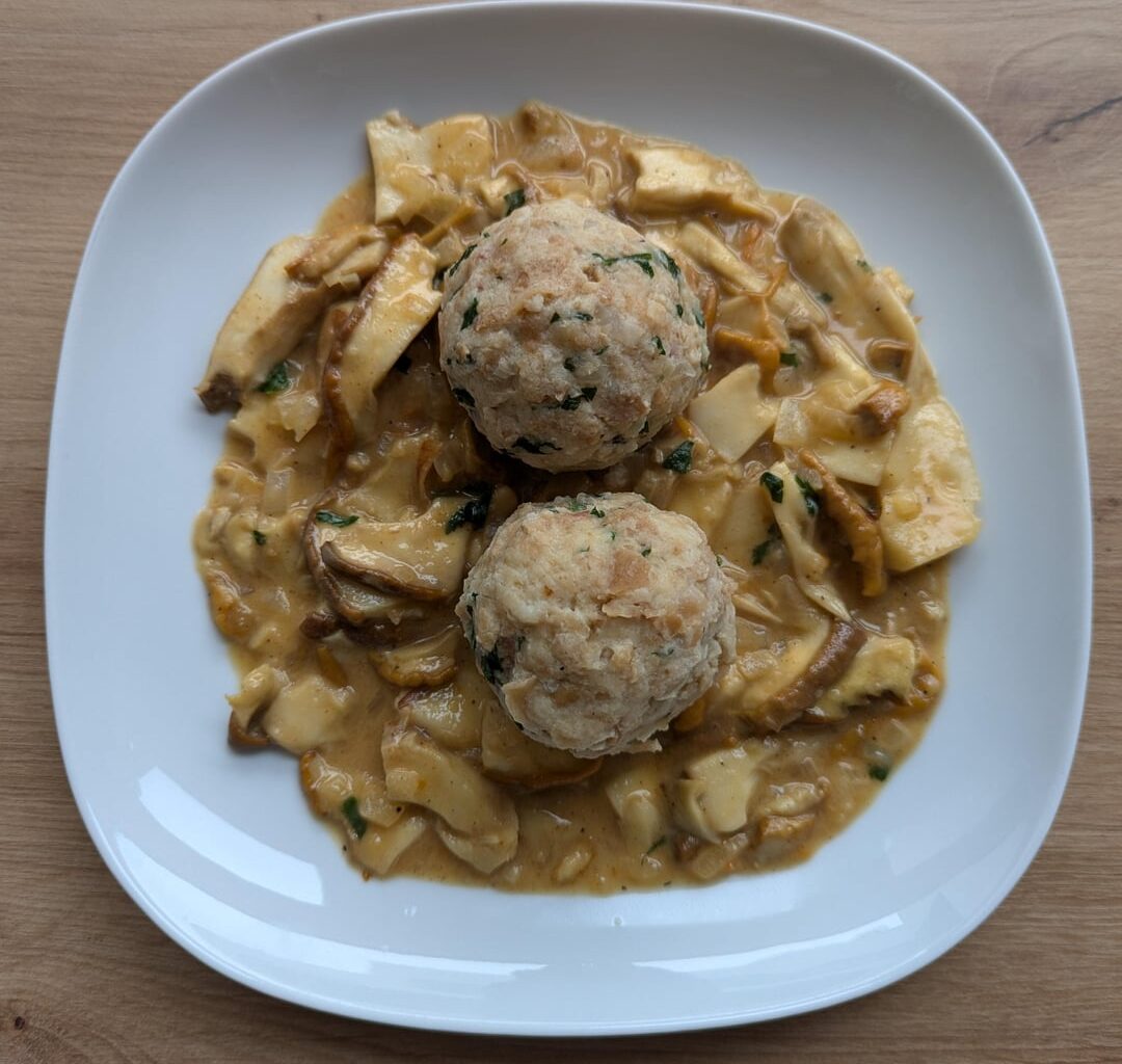 Schwammerlsauce mit Semmelknödel
