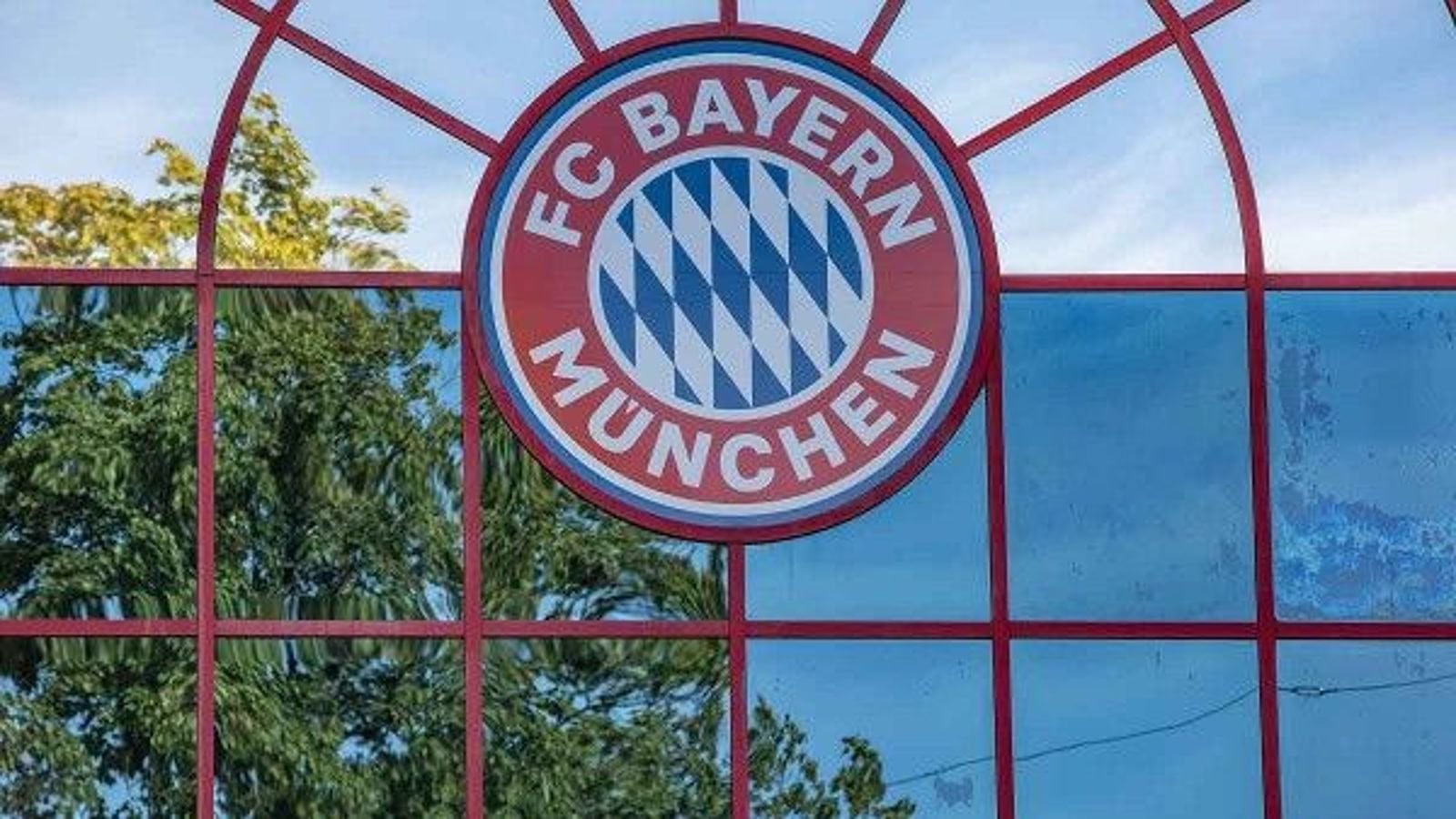 FC Bayern changes logo, slightly lighter