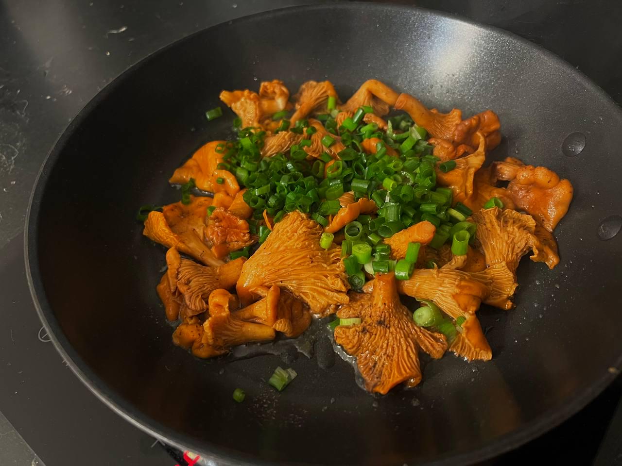 Fried chanterelle mushroom with green onions