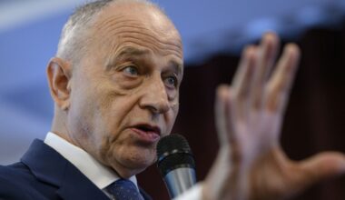 „Să jucăm în altă ligă şi nu doar să aşteptăm să ne dea altcineva ce pică de la masa bogaţilor”