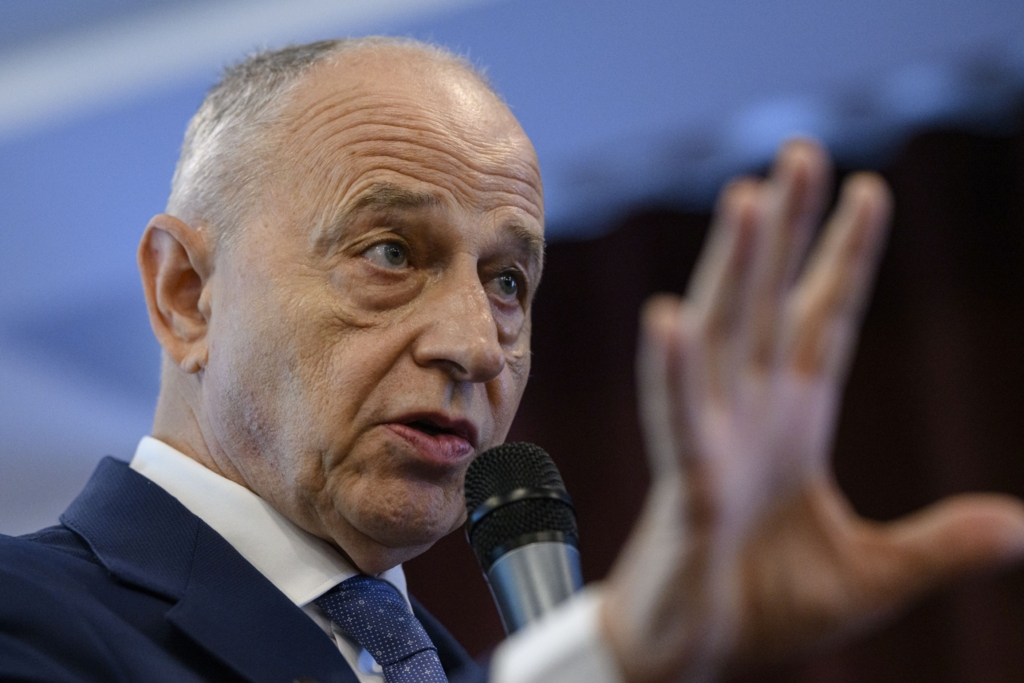 „Să jucăm în altă ligă şi nu doar să aşteptăm să ne dea altcineva ce pică de la masa bogaţilor”
