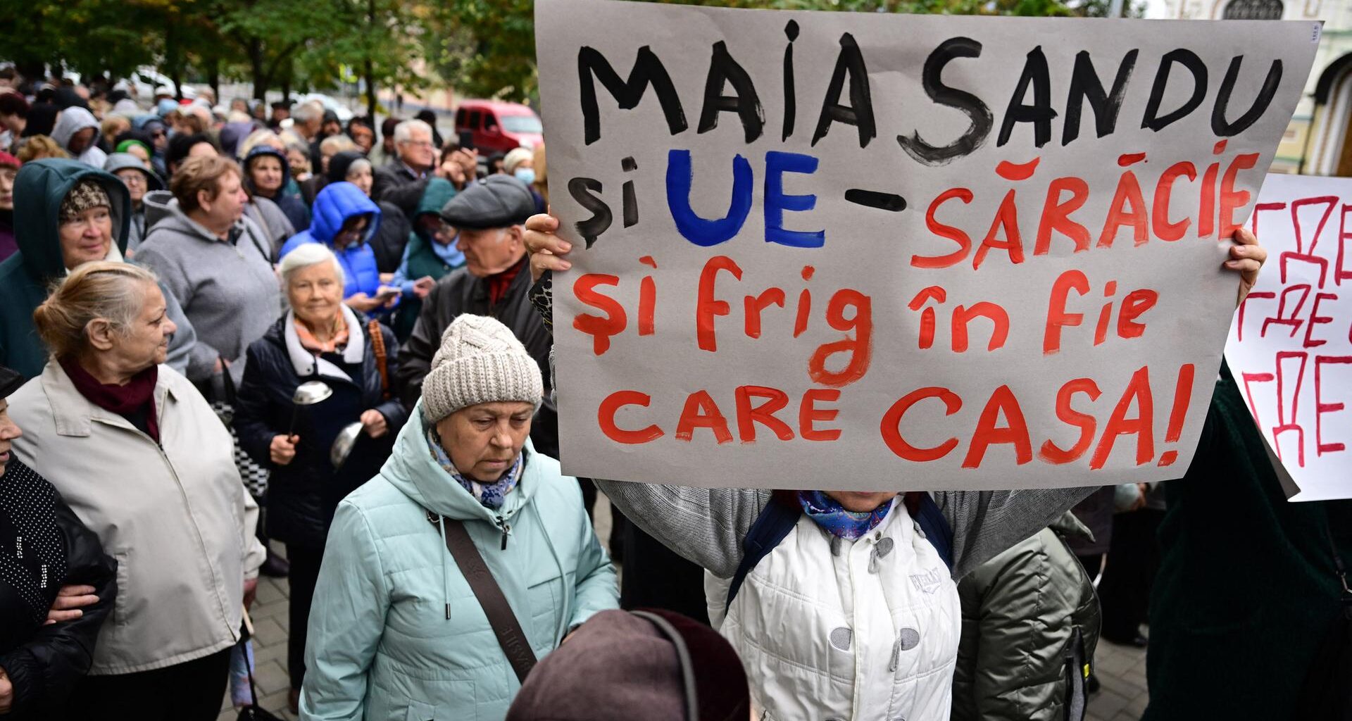 Ein Demonstrant hält ein Plakat mit der Aufschrift „Maia Sandu und die EU - Armut und Kälte in jedem Haus“ während einer Demonstration in der Hauptstadt Chisinau.