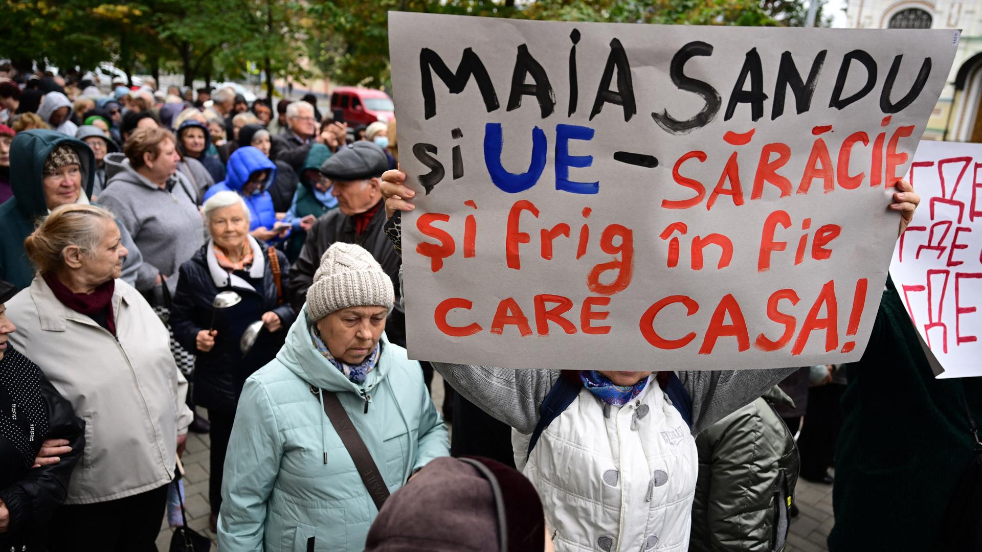 Ein Demonstrant hält ein Plakat mit der Aufschrift „Maia Sandu und die EU - Armut und Kälte in jedem Haus“ während einer Demonstration in der Hauptstadt Chisinau. Ein Demonstrant hält ein Plakat mit der Aufschrift „Maia Sandu und die EU - Armut und Kälte in jedem Haus“ während einer Demonstration in der Hauptstadt Chisinau.