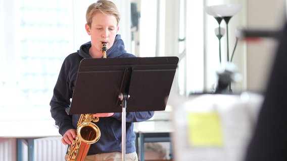 Ein Musikschüler spielt Saxophon. © NDR Foto: Marian Schäfer