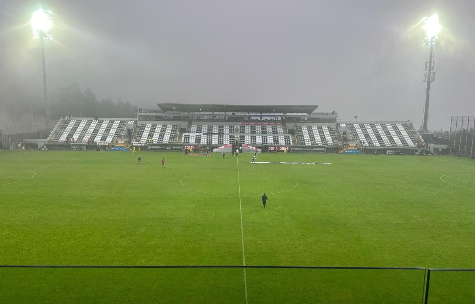 Estádio do Nacional 15 minutos depois dos clubes recolherem aos balneários.