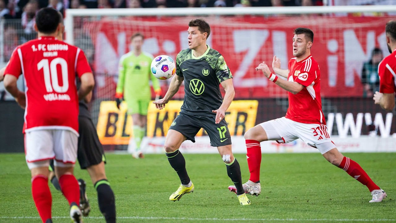 "So eine schwule Scheiße unterschreibe ich nicht": Eklat um Kevin Behrens - Der Spieler weigerte sich bei einer Marketingaktion des VfL ein Regenbogen-Trikot zu signieren