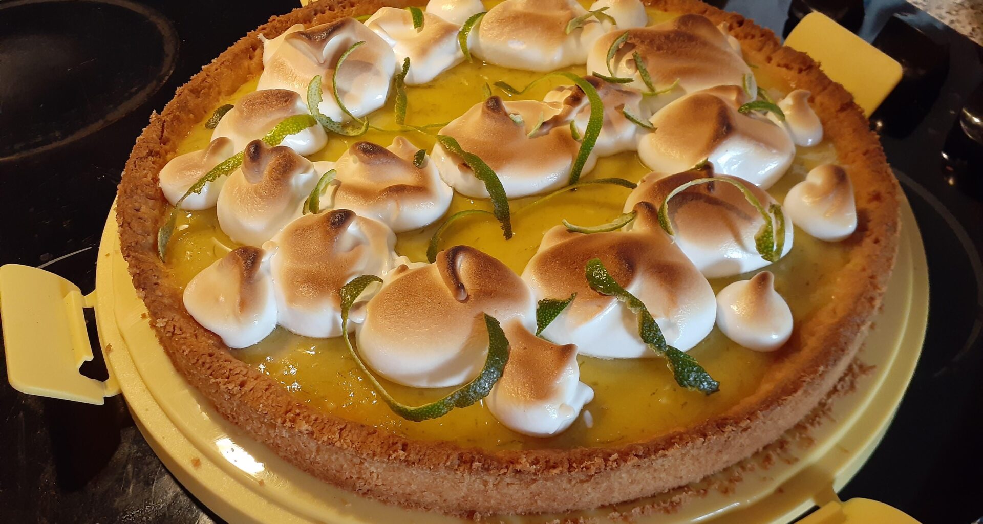 Tarte aux citrons verts, meringue et zestes