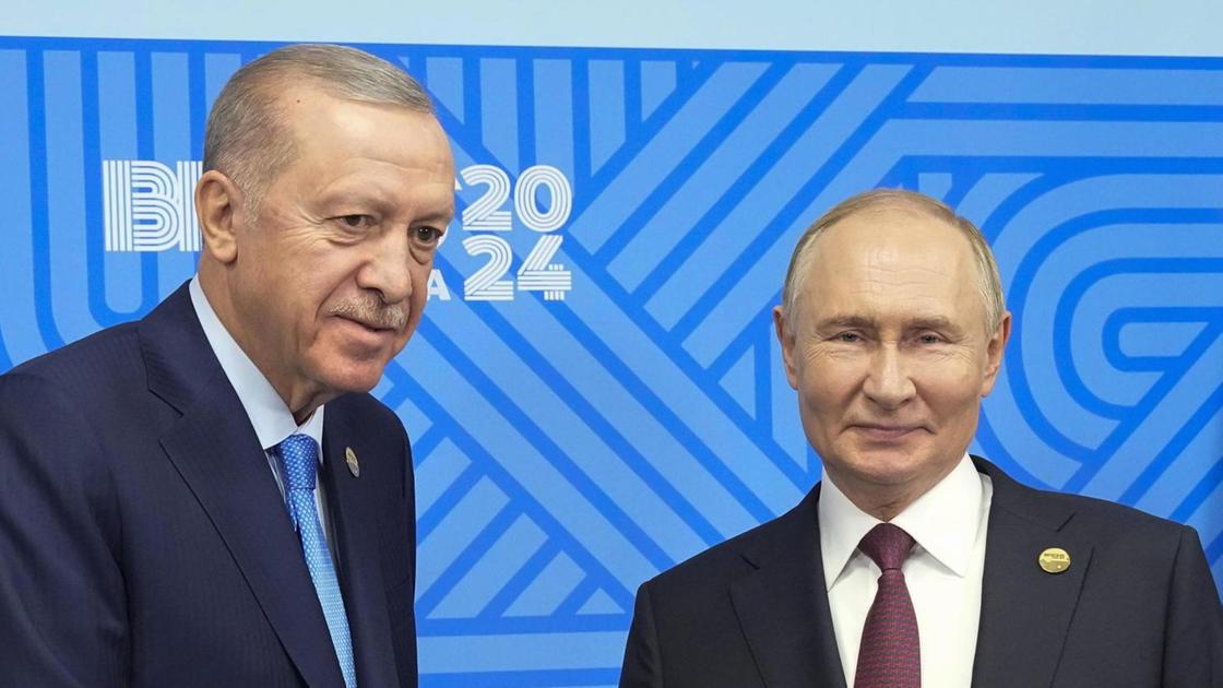 Partner della Nato, ma corteggia i Brics. Il Sultano vede Putin e tesse la sua tela
