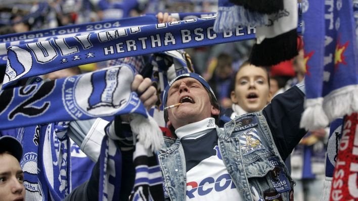"Pro Rauchfrei" fordert Rauchverbot in allen Bundesliga-Stadien: "Für uns ist es sehr irritierend, wie wenig sich bewegt. Der traurige Standard in den meisten Stadien sind weiterhin nur rauchfreie Familienblöcke. Und selbst dort gilt das Nichtrauchen teilweise nur als Freiwilligkeit."