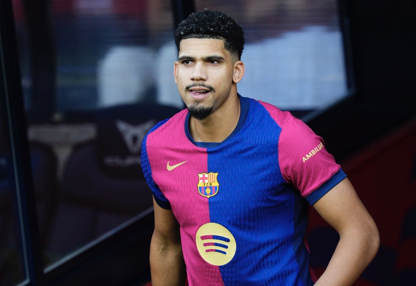 BREAKING: Ronald Araujo more and more inclined to staying and renewing at Barcelona now than a few months back. The club wants to renew his contract (and also Gavi/Pedri) up until 2030 + defender really excited re Flick’s project. @ffpolo #Transfers