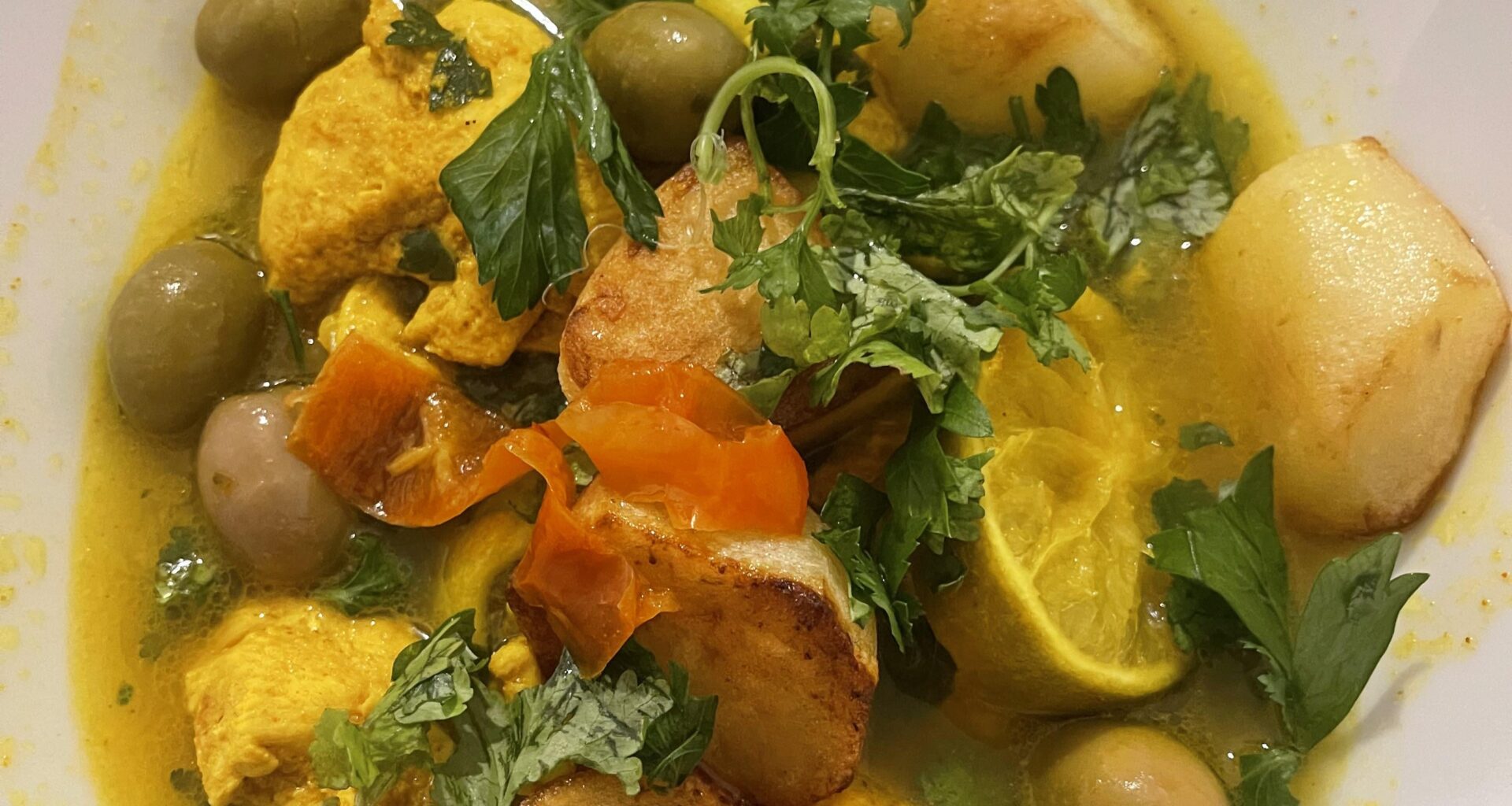 Patates sautées/poulet et leur bouillon citron confit/oluves/curcuma