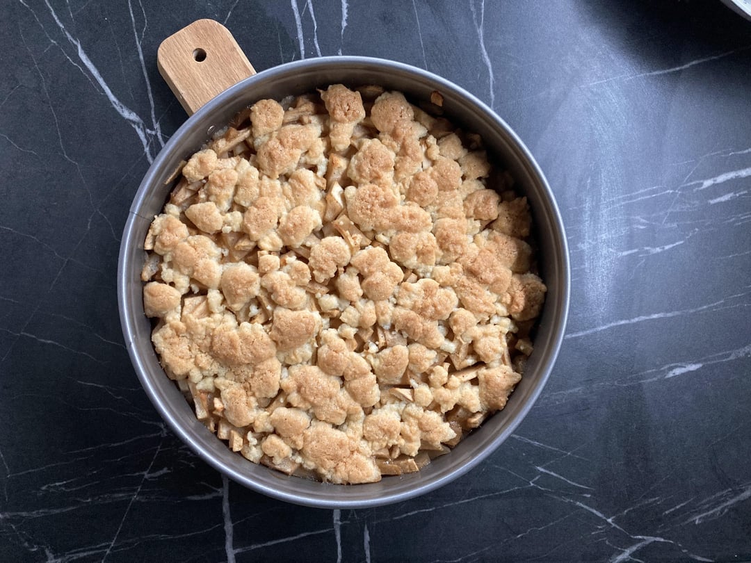 Classic apple pie with little salty dough which make apple filling sweeter. Do u use that trick?
