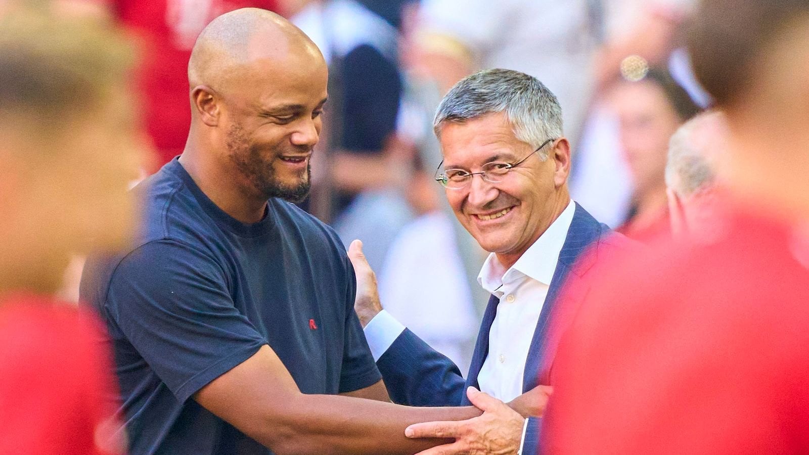 Präsident Hainer begeistert von Kompany-Fußball: "Wir sind unheimlich happy mit unserem Trainer Vincent Kompany. Angefangen bei Max Eberl, über den Vorstand bis zu Uli und Karl-Heinz, weil wir unheimlich attraktiven Fußball sehen. Das haben wir schon seit Jahren nicht mehr gesehen beim FC Bayern."