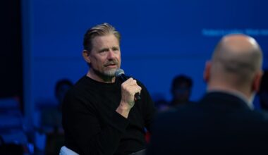Peter Schmeichel «De cada vez que o meu filho muda de clube, o Estoril ganha dinheiro»