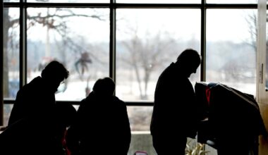 Early voting kicks off in battleground Wisconsin with push from Obama, Walz