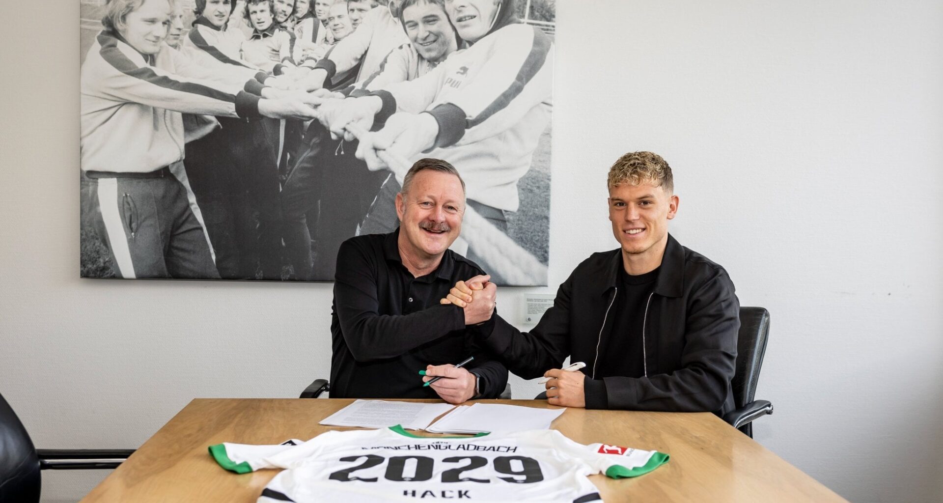 Borussia Mönchengladbach hat den bis 2027 laufenden Vertrag mit Robin Hack vorzeitig um zwei Jahre bis 2029 verlängert.