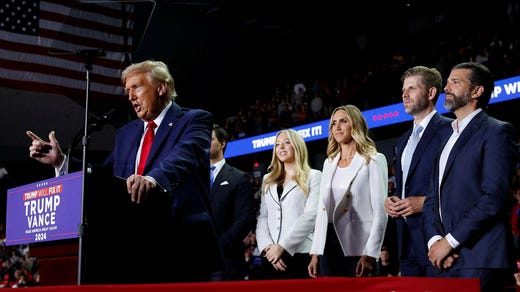 Trump fick sällskap på scenen av dottern Tiffany, svärdottern Lara och sönerna Eric och Donald Jr.