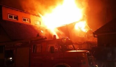 Incendiu violent la acoperișul unei case! Pompierii luptă să stingă flăcările