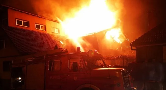 Incendiu violent la acoperișul unei case! Pompierii luptă să stingă flăcările