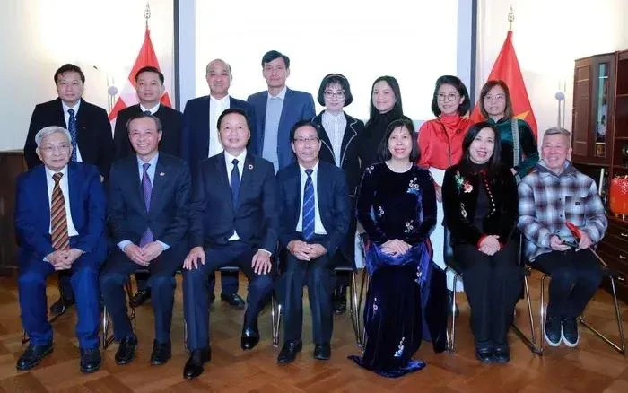 Deputy PM meets with Vietnamese community in Denmark