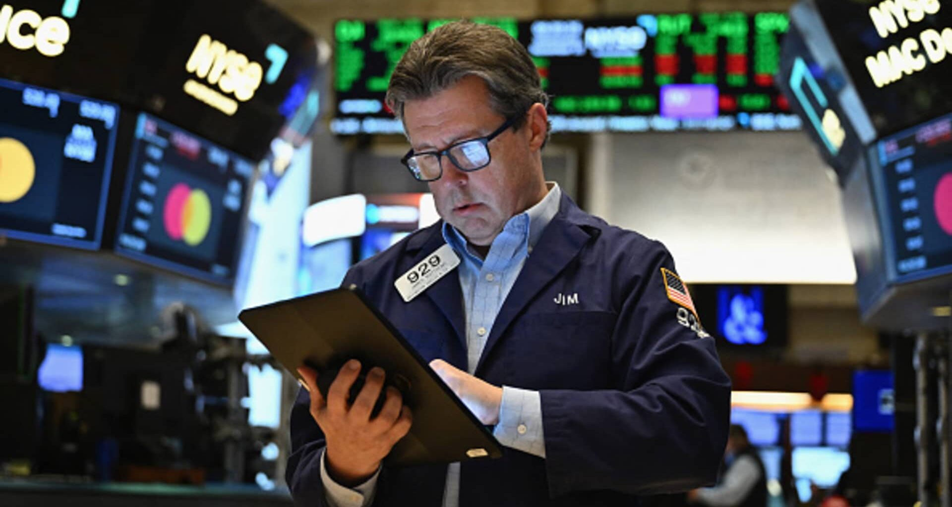investors weigh geopolitical tensions, economic data