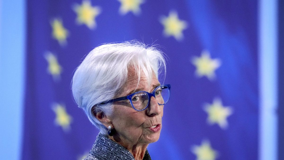 No, Christine Lagarde doesn't want to scrap cash to fight climate change