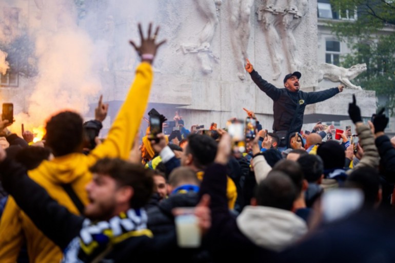 epa11707484 Maccabi Tel Aviv supporters gather at De Dam in Amsterdam ahead of the UEFA Europa League match between Ajax and Maccabi Tel Aviv in Amsterdam, Netherlands, 07 November 2024. EPA-EFE/JEROEN JUMELET