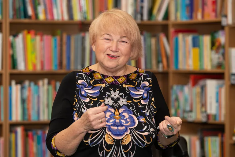 Eevi Paasmäe tutvustamas trükist Laagna kandi kadunud koolidest. Maarahvaseltsi Vanatare tegevus on tänu Eevi vedamisele ja projektide kirjutamisele hulga sisukamaks muutunud.