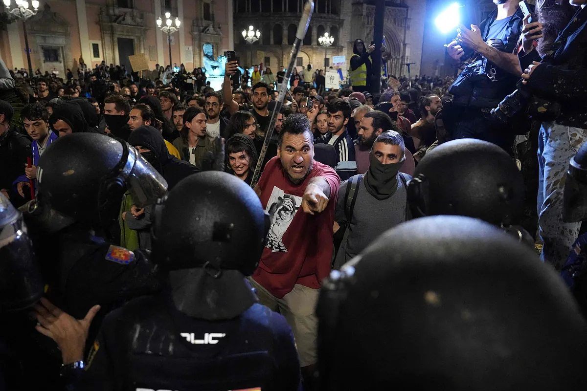Última hora de la DANA en Valencia y el resto de España, en directo | Cuatro detenidos y 31 policías heridos en los disturbios durante la manifestación de Valencia