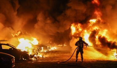 Tientallen auto's van Schiphol-reizigers verwoest bij grote brand Rijsenhout