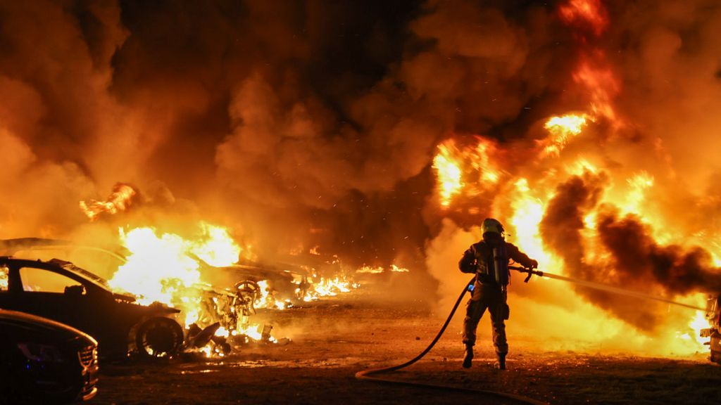 Tientallen auto's van Schiphol-reizigers verwoest bij grote brand Rijsenhout