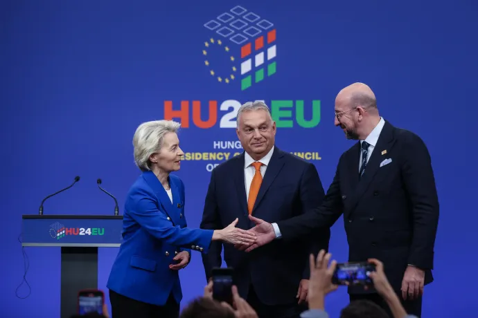 Ursula von der Leyen, az Európai Bizottság elnöke (balra), Charles Michel, az Európai Tanács elnöke (jobbra) és Orbán Viktor, Magyarország miniszterelnöke közös sajtótájékoztatót tartott az Európai Unió állam- és kormányfőinek informális ülése után Budapesten, a Puskás Arénában 2024. november 8-án – Fotó: Huszti István / Telex