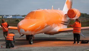 Nato-Draht soll die "Letzte Generation" vom Flughafen Sylt fernhalten