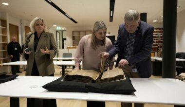Photos: The manuscripts were escorted by the police to Edda