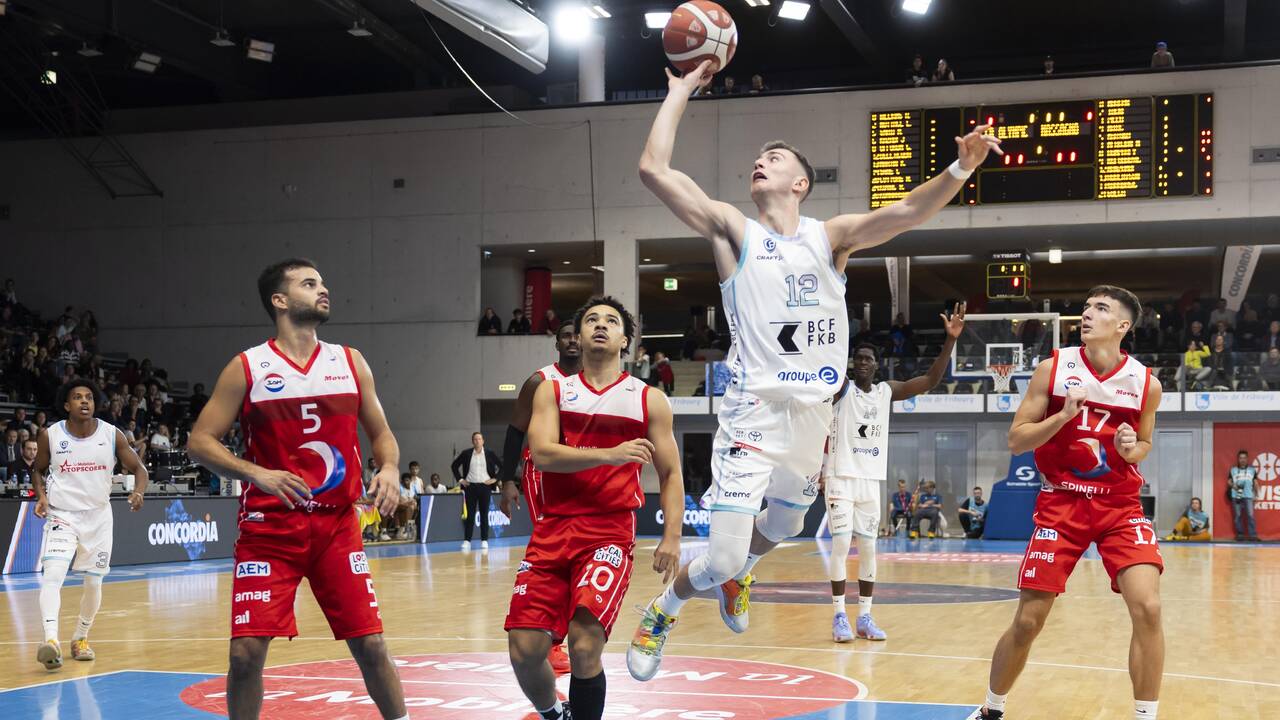 Même Fribourg Olympic, phare du basket suisse masculin, se trouve dans le brouillard